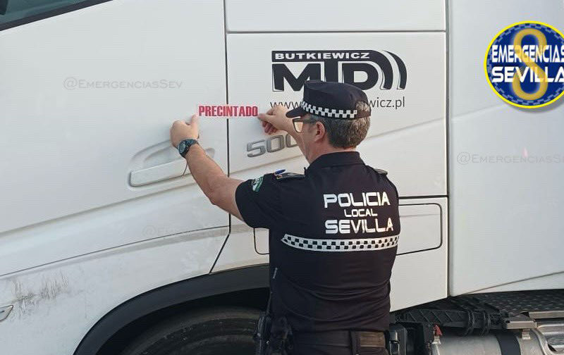 La Policía Local precinta el camión accidentado en La Palmera - Emergencias Sevilla