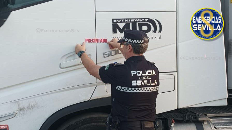 La Policía Local precinta el camión accidentado en La Palmera - Emergencias Sevilla