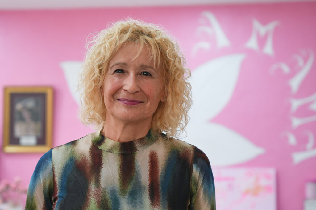 Ángela Claverol, presidenta de Amama, en la sede de la asociación - Marina Ortiz / Coral Gata