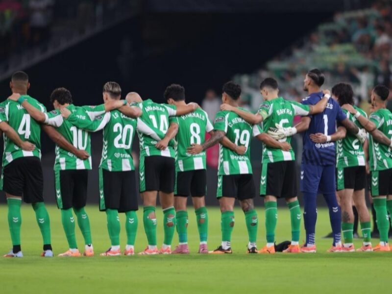 Los jugadores del Real Betis durante el minuto de silencio ante el Mallorca - Lorena Martín