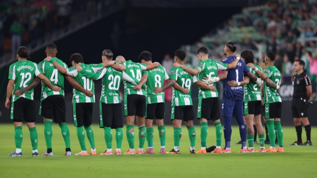 Los jugadores del Real Betis durante el minuto de silencio ante el Mallorca - Lorena Martín