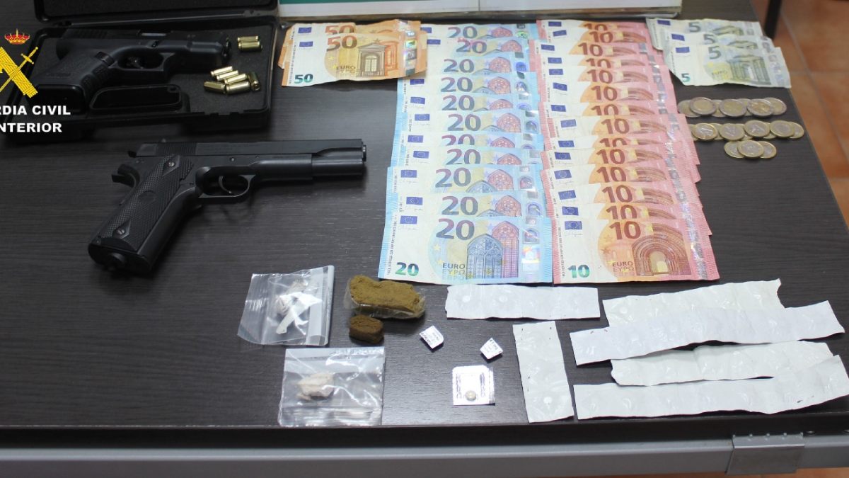 Desmantelado un punto de venta de drogas en Carmona con dos detenidos