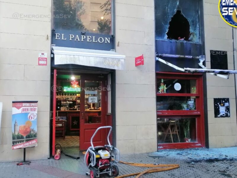 Incendio en la taberna El Papelón de Reyes Católicos