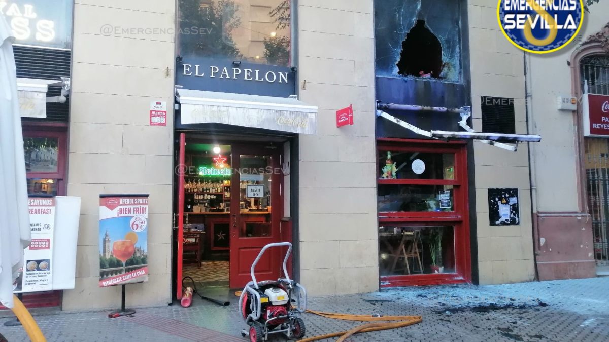 Incendio en la taberna El Papelón de Reyes Católicos