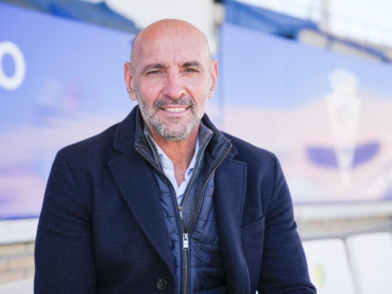 Ramón Rodríguez, Monchi, atiende a Sevilla Actualidad en el estadio del CD San Fernando 1940- Marina Ortiz