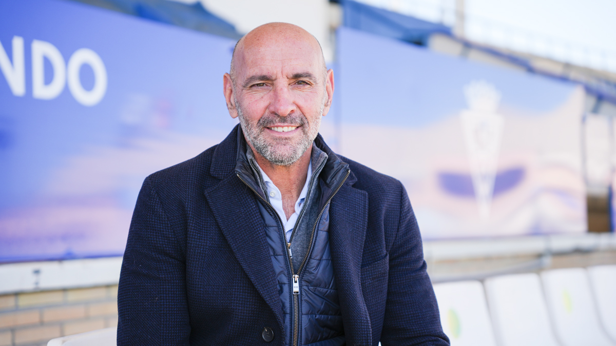Ramón Rodríguez, Monchi, atiende a Sevilla Actualidad en el estadio del CD San Fernando 1940- Marina Ortiz