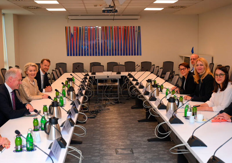 Imagen de la reunión mantenida recientemente entre Von der Leyen y representantes políticos de Serbia en el proceso de ampliación hacia el Este de la UE / SA