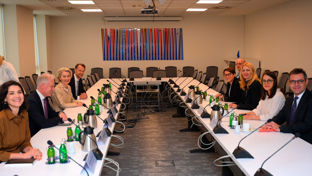 Imagen de la reunión mantenida recientemente entre Von der Leyen y representantes políticos de Serbia en el proceso de ampliación hacia el Este de la UE / SA