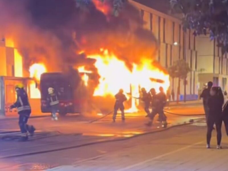 Arde un autobús de Tussam en la Cartuja
