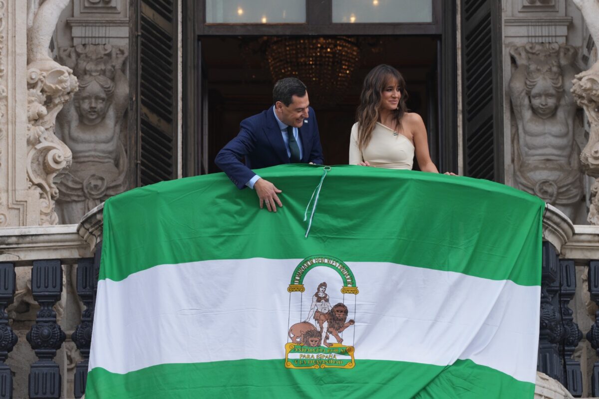 Juanma Moreno junto a la periodista Isabel Jiménez en el balcón del Palacio de San Telmo