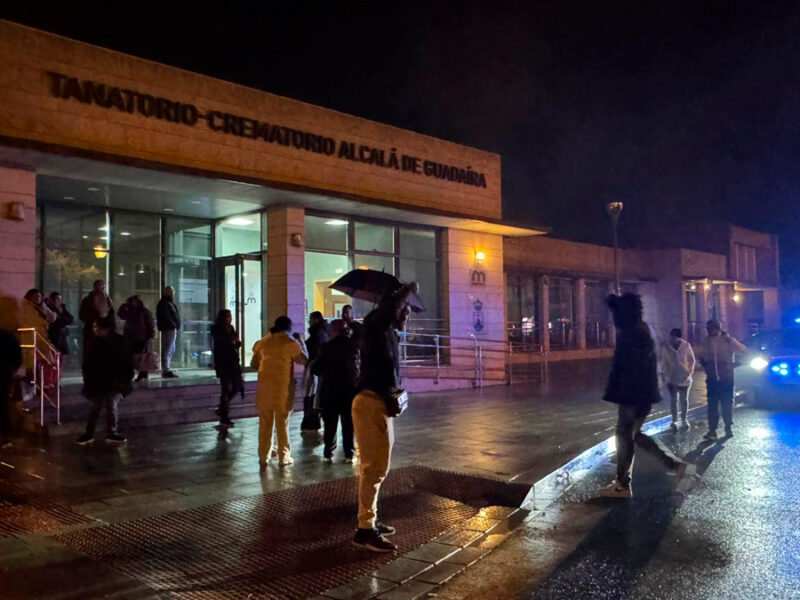 Familiares desalojados en la puerta del tanatorio a la llegada de la Policía Local / La Voz de Alcalá