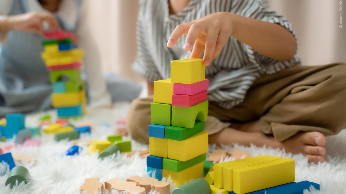 Imagen de unos menores con juguetes seguros / SA