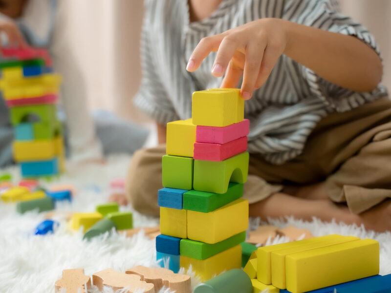 Imagen de unos menores con juguetes seguros / SA