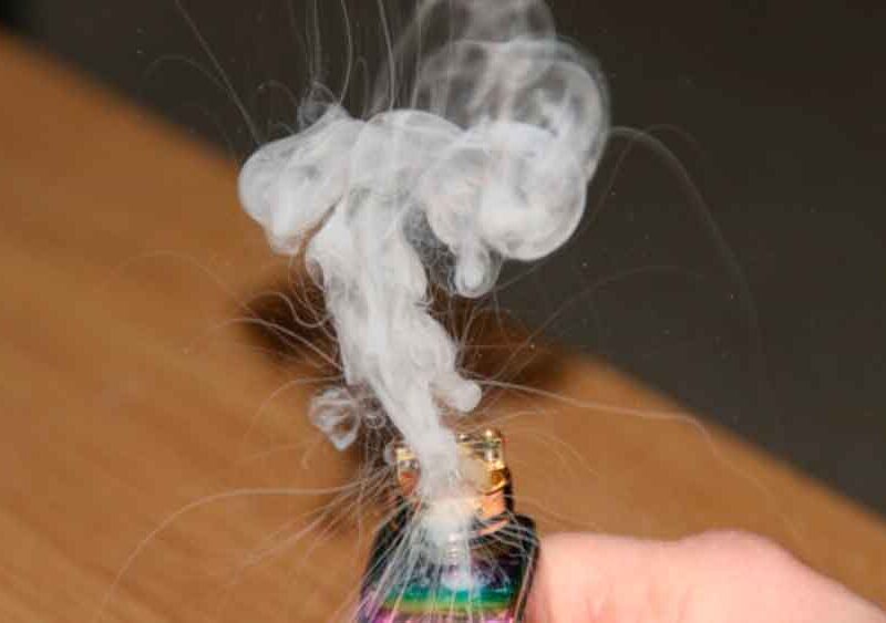 Imagen de una persona realizando la acción de vapear / SA