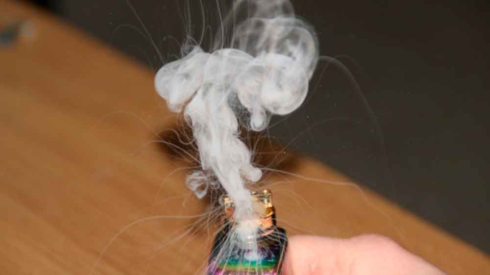 Imagen de una persona realizando la acción de vapear / SA