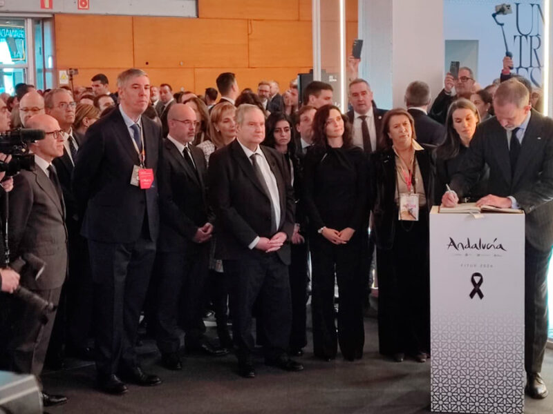 Los Reyes firman en el libro de condolencias del Pabellón de Andalucía - Coral Gata