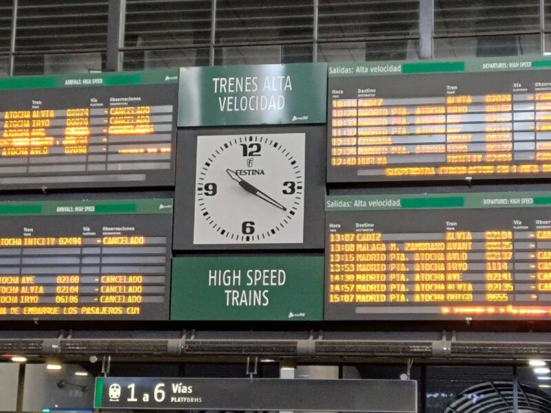 Pantalla informativa en la estación de Santa Justa, a 19 de enero de 2026 - Miguel Ángel Gata