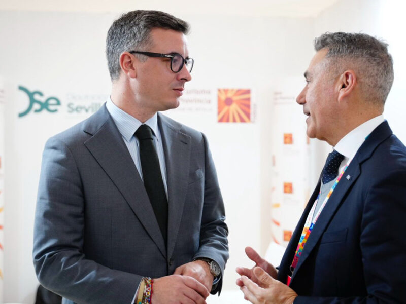 El vicepresidente de Prodetur, Rodrigo Rodríguez Hans, junto al director de desarrollo del Aeropuerto Internacional de Miami, Emir Pineda.