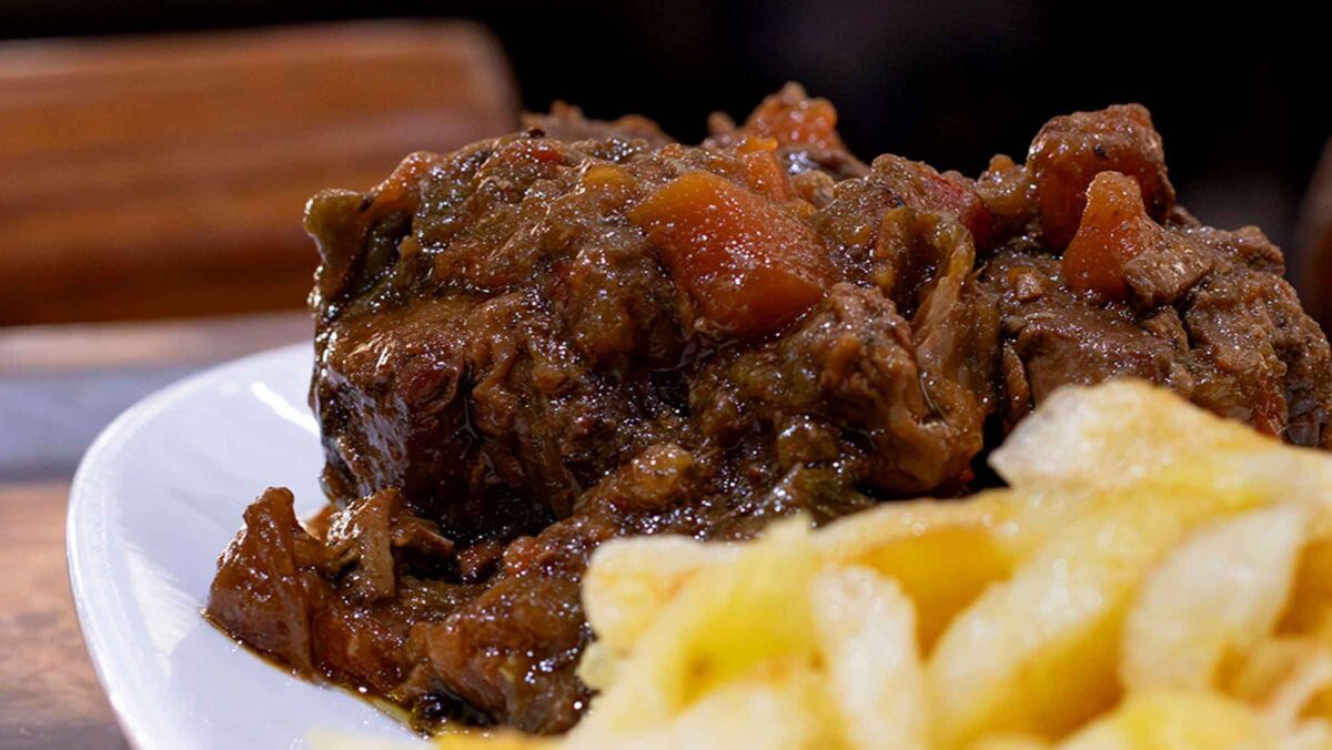 El bar del centro de Sevilla donde la carrillada, las papas aliñás y los montaditos de pringá son religión