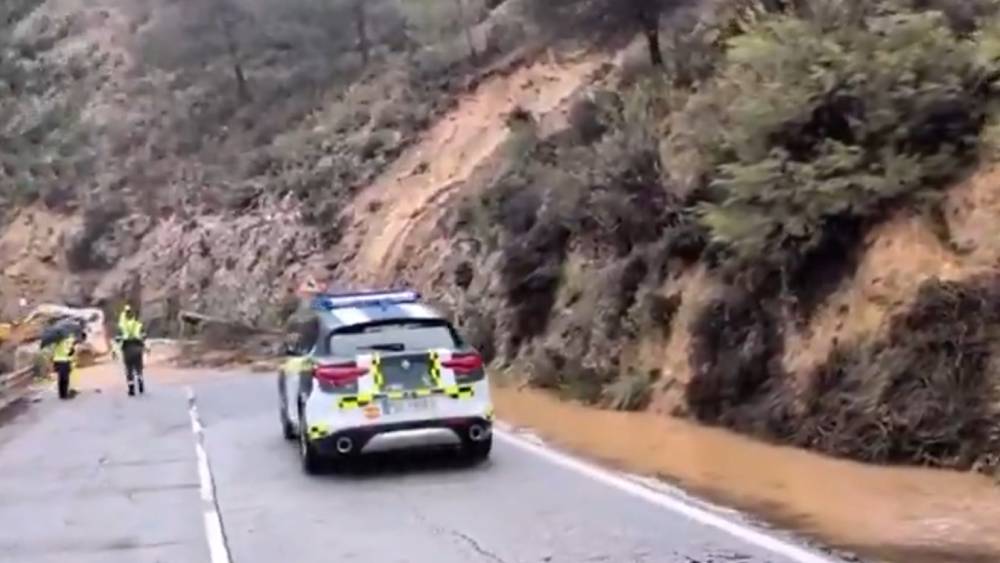 Desprendimiento de una carretera en Granada a causa de la borrasca Leonardo